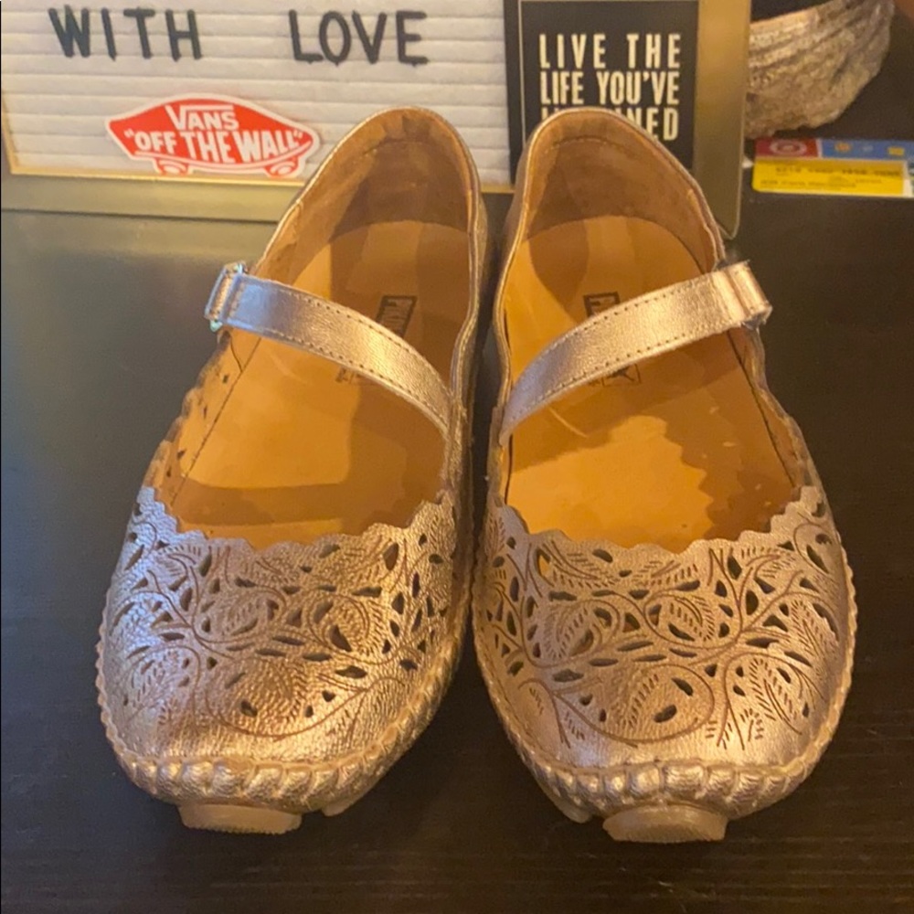 Pikolinos Mary Jane rose gold cut out